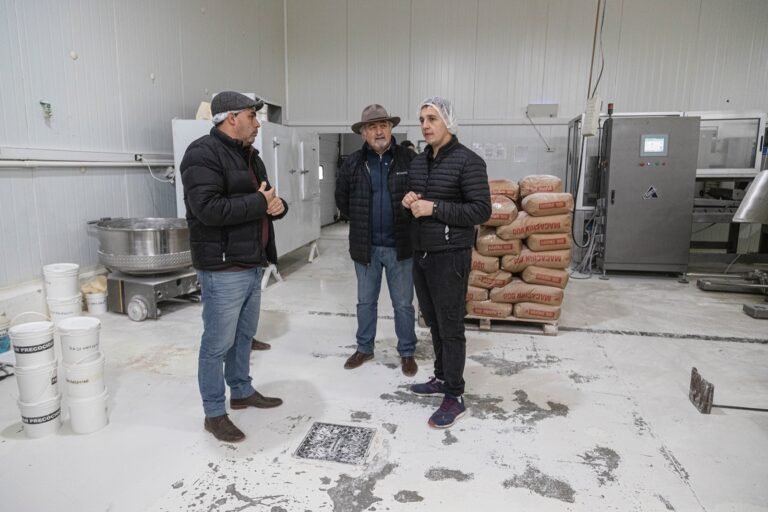 Othar Macharashvili visitó una fábrica en crecimiento y puso en valor la producción local