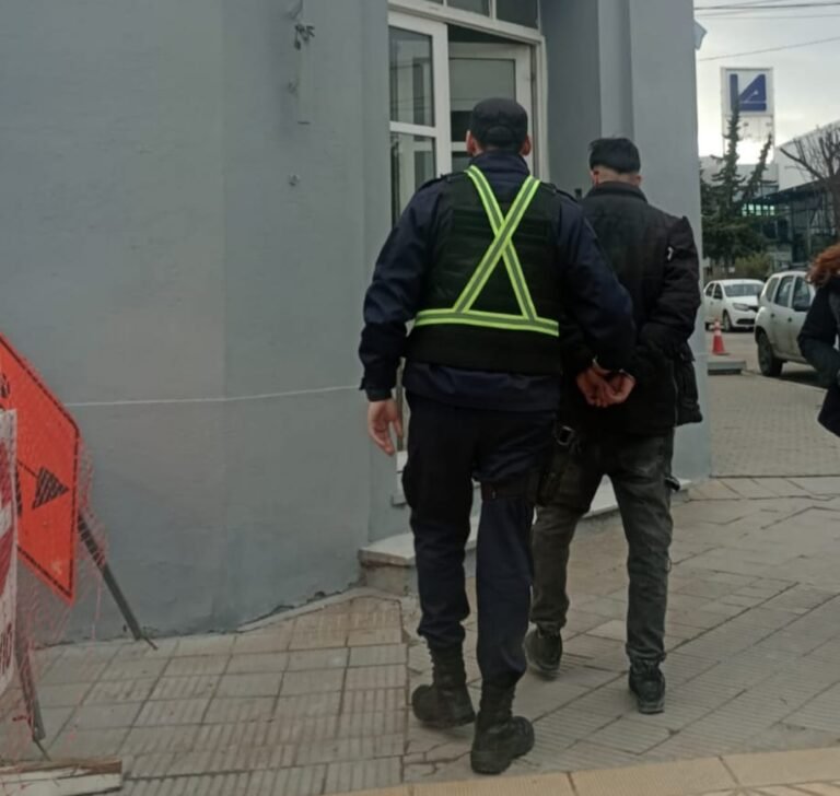 Trabajadores lo demoraron y entregaron a la Policía tras robar un celular