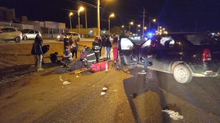Tres personas heridas por un choque entre un auto y una moto