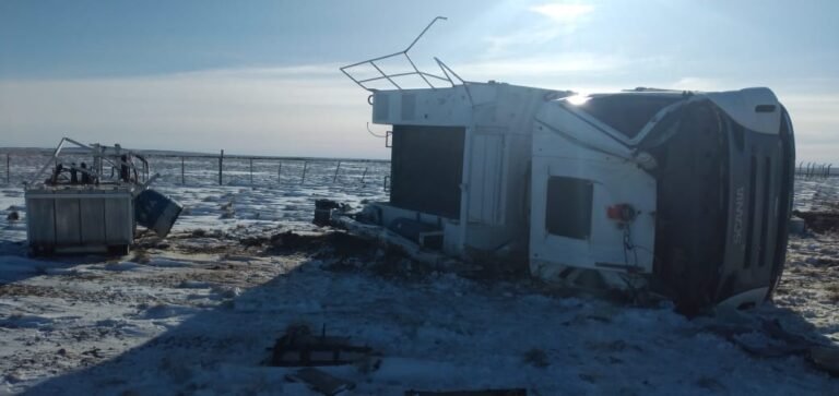 Chófer trasladado al nosocomio tras volcar el camión en Ruta 3