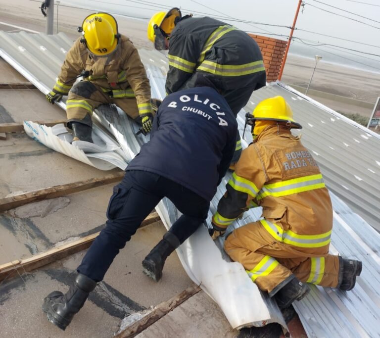Policía y Bomberos asistieron a familias de Rada Tilly en medio del temporal