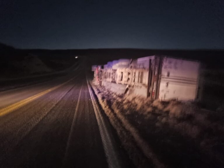 Volcó un camión por las fuertes ráfagas de viento