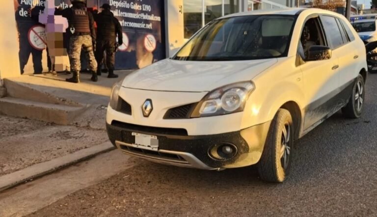 Fueron detenidos con drogas y 60 mil pesos