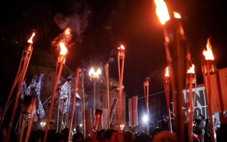 Convocan a una marcha de antorchas por la educación pública