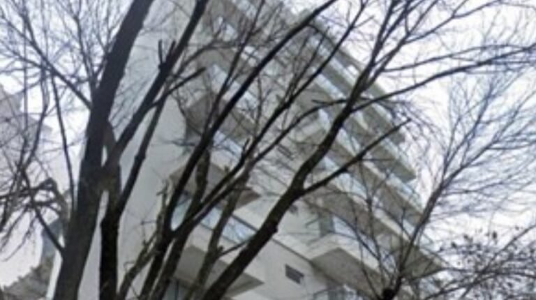 Discutió con su pareja y se tiró por la terraza del edificio