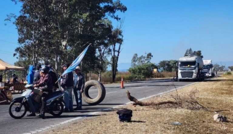 Una mujer de 66 años murió al descompensarse en medio de un corte de ruta