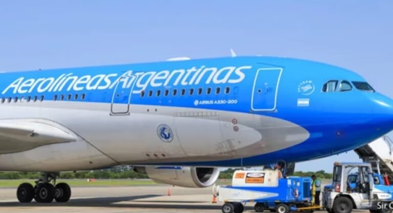 Un nene se descompensó en un vuelo, el avión debió regresar y murió en Aeroparque
