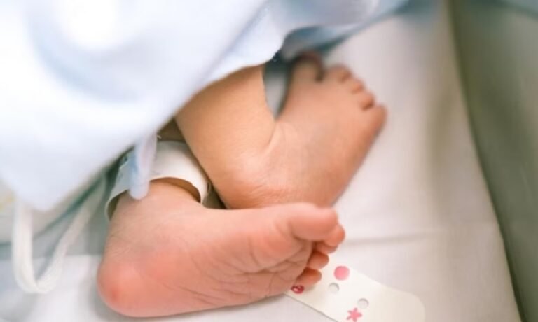 Robaron a una bebé recién nacida y están bloqueadas todas las fronteras