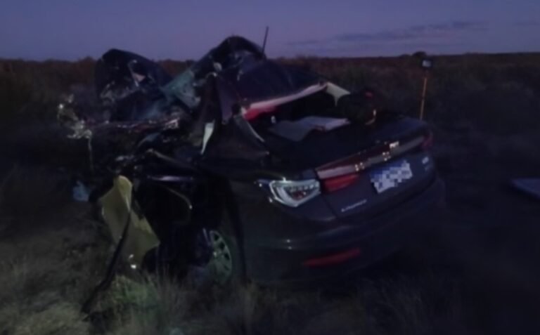 Murieron tres comodorenses al chocar un camión