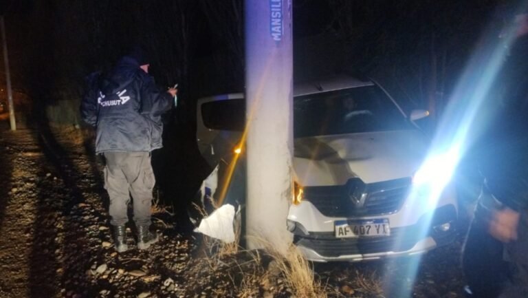 Conductor alcoholizado chocó contra un poste de energía