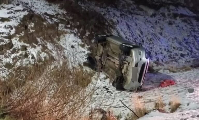 Volcó en la Ruta 40 y quedó atrapado en el rodado