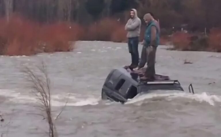 Intentaron cruzar el río en camioneta y salió todo mal
