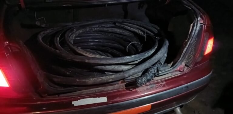 Intentaban huir con 200 kg. de cables y quedaron encajados en el barro