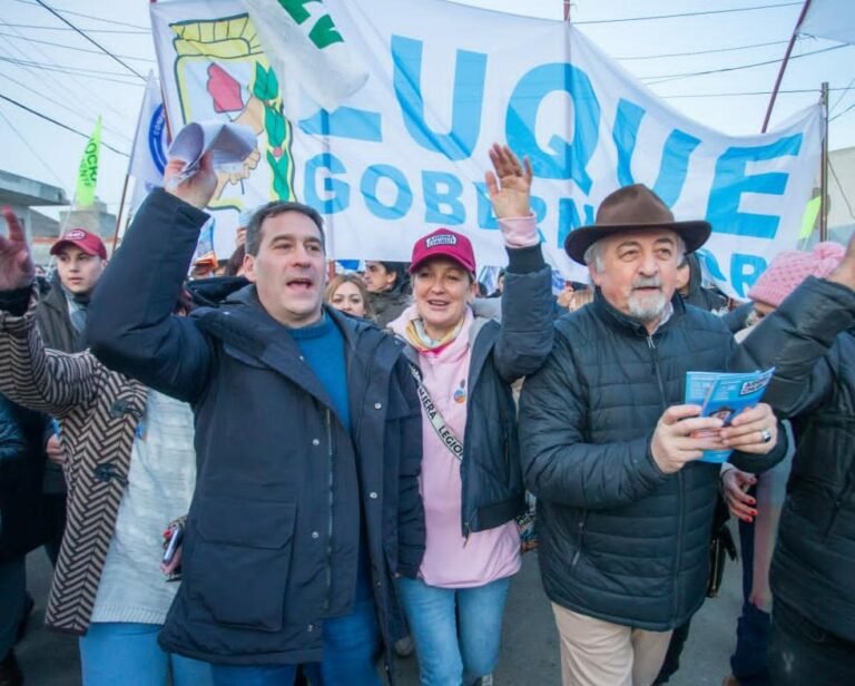 Luque y Macharashvili caminaron junto a 800 personas por los barrios altos