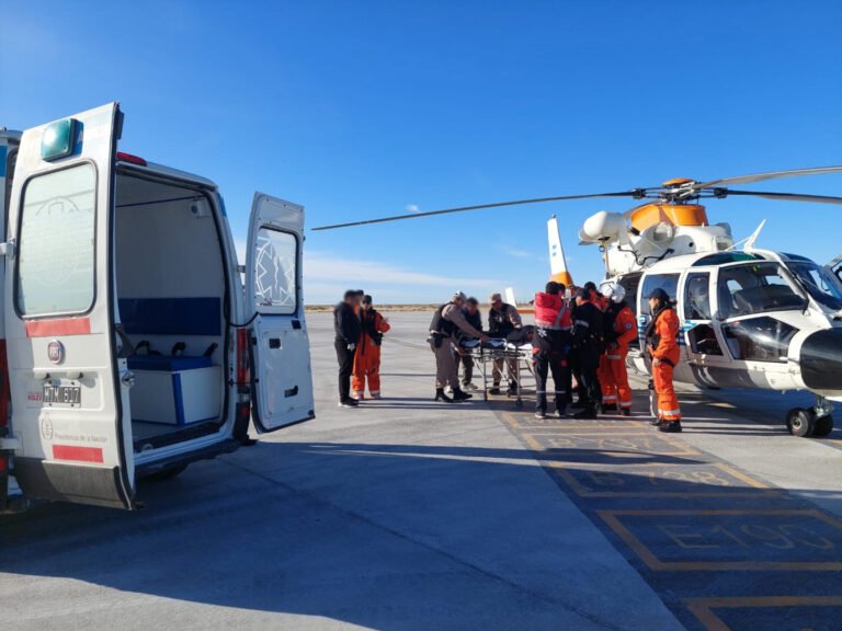 Emergencia en el mar: aeroevacuaron de urgencia al tripulante de un buque pesquero