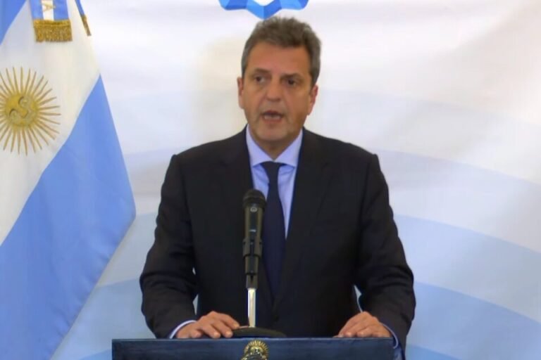 Massa anunció compensaciones económicas para los comerciantes que hayan sufrido saqueos