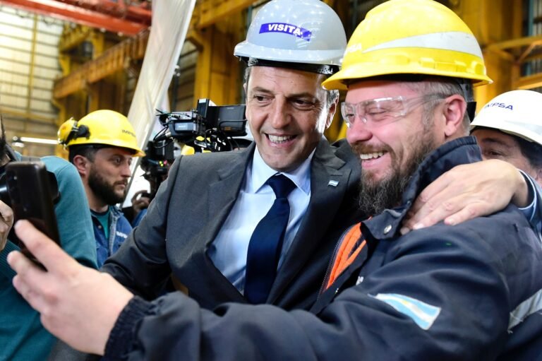 Massa anunció el pago de una suma fija de $60.000 para trabajadores privados y estatales