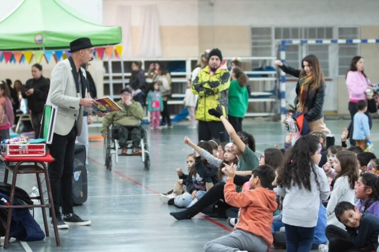 Niñas y niños de los talleres sociales y deportivos del municipio festejaron el Día de las Infancias
