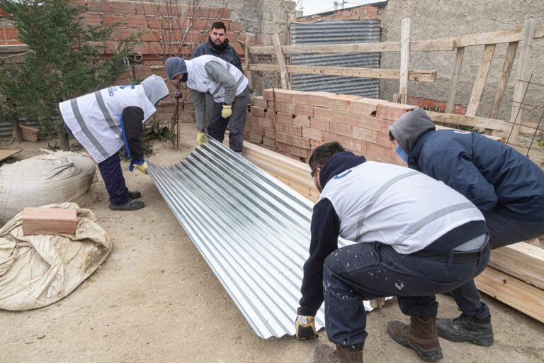Comenzó la entrega de materiales a damnificados por el temporal de viento