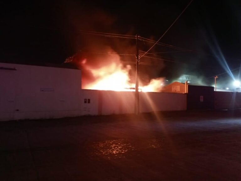 Seis vehículos incendiados en una empresa de transporte