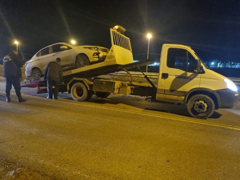 Estaba borracho, adentro de su auto y al lado de un puesto de control