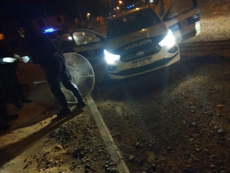 Les tiró una mesa a los Policías para escapar de la detención