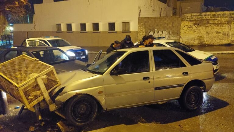 Manejaba alcoholizado y chocó contra un cesto de basura