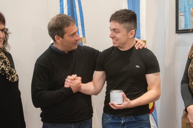 Luque recibió al joven bombero recibido de médico y valoró que es “un ejemplo para la comunidad”