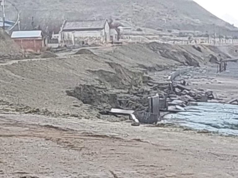 La fuerte marejada destrozó parte del muro en el Camino Ara San Juan