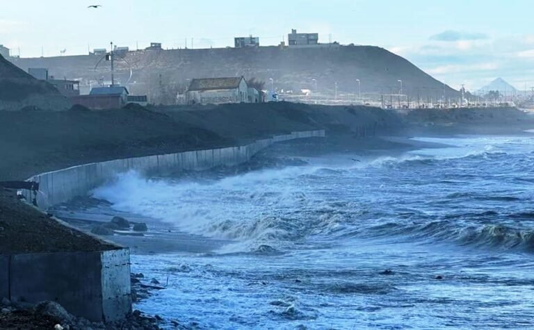 La protección del Camino ARA San Juan aún está en obra y la empresa reparará la destrucción ocasionada por la marejada