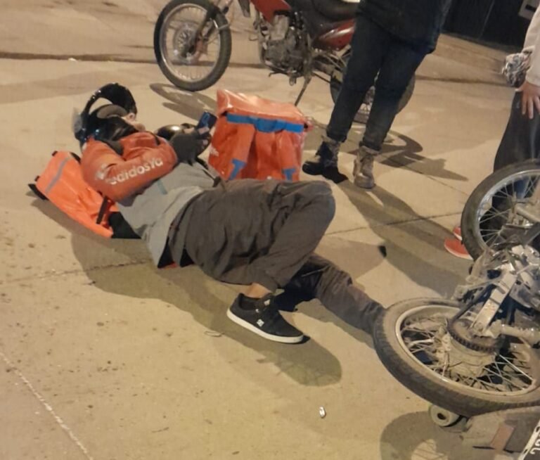 Joven de delivery lesionado tras sufrir un accidente vehicular