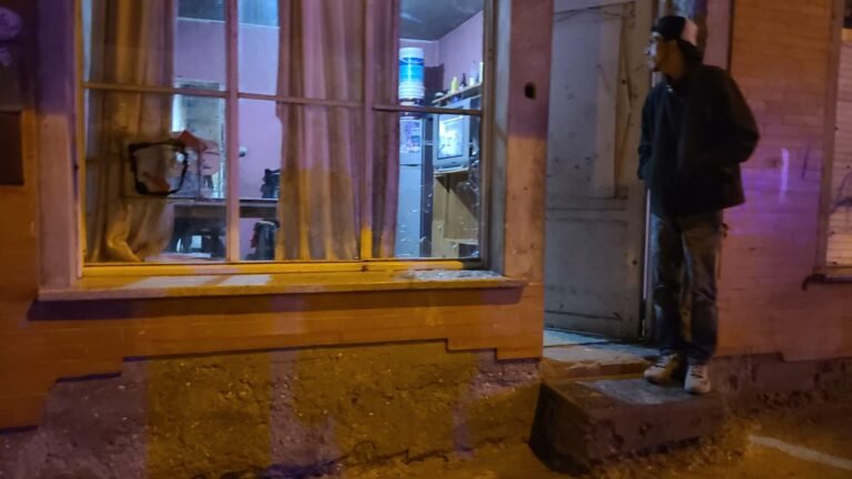 Tras discutir con la madre de su hijo atacó a piedrazos la casa de su ex suegro