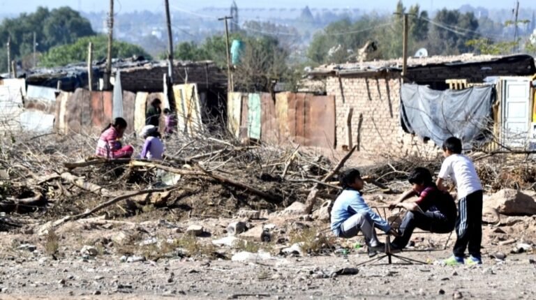 Alertan que la pobreza puede superar el 60% a medida que avanza el ajuste más fuerte de los últimos 20 años