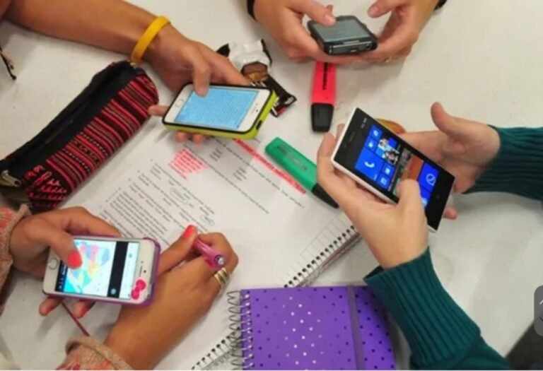 Un país quiere limitar el uso del celular en los niños a solo dos horas por día