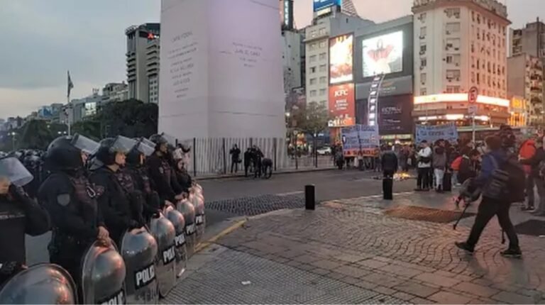 Protesta en el Obelisco: murió un manifestante en medio de un operativo policial