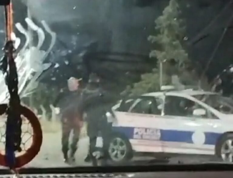 Policías arrestaron a un compañero por tentativa de robo