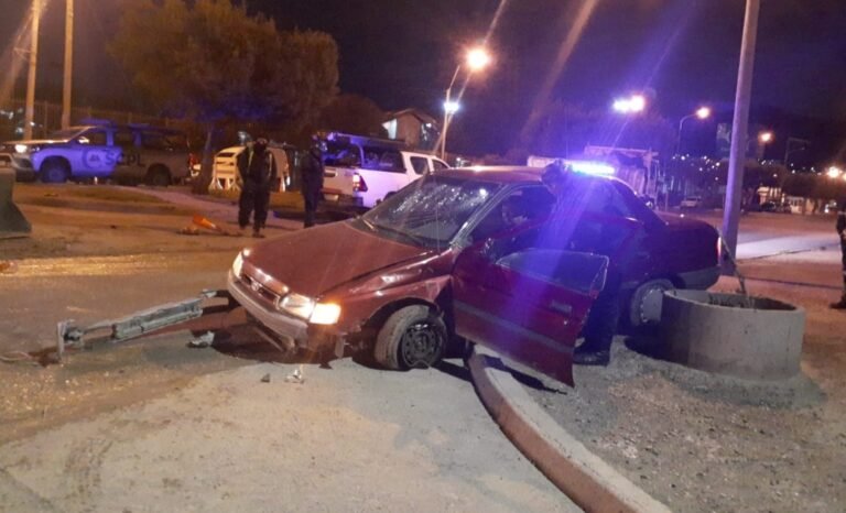 Lesionados tras accidente entre un vehículo y una retroexcavadora