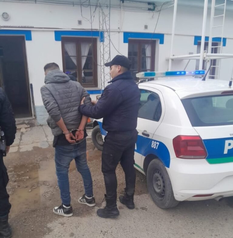 Intentó robar indumentaria en un supermercado y quedó detenido