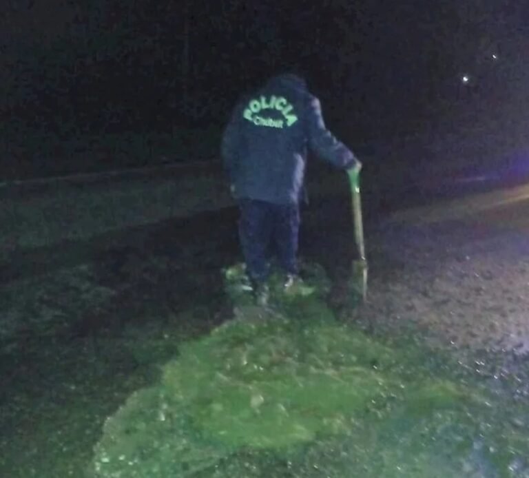 Tras un incidente vial, Policías taparon un peligroso bache en la Ruta 40