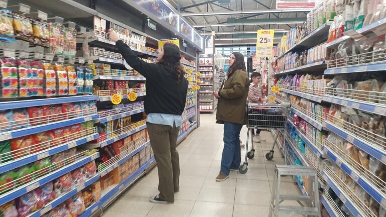 La canasta subió 20,4% en enero y una familia necesitó más de $596 mil para no ser pobre