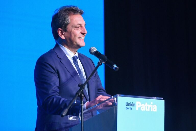 Massa convocó a la CGT y la CTA para analizar la eliminación de ganancias a los empleados