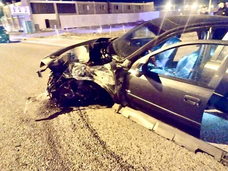 Conductor evadió un control y en la fuga colisionó con un poste de luz