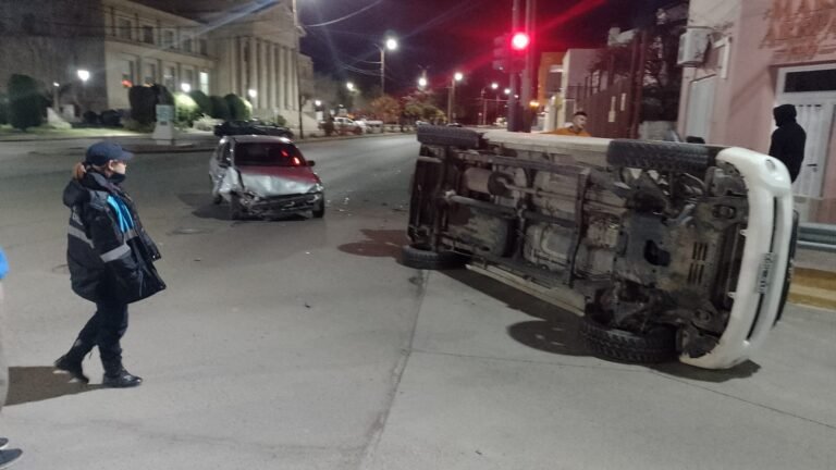 Camioneta volcó al chocar con un Corsa