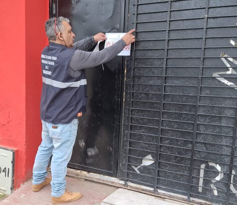 Clausuran local nocturno por vender bebidas alcohólicas fuera del horario permitido