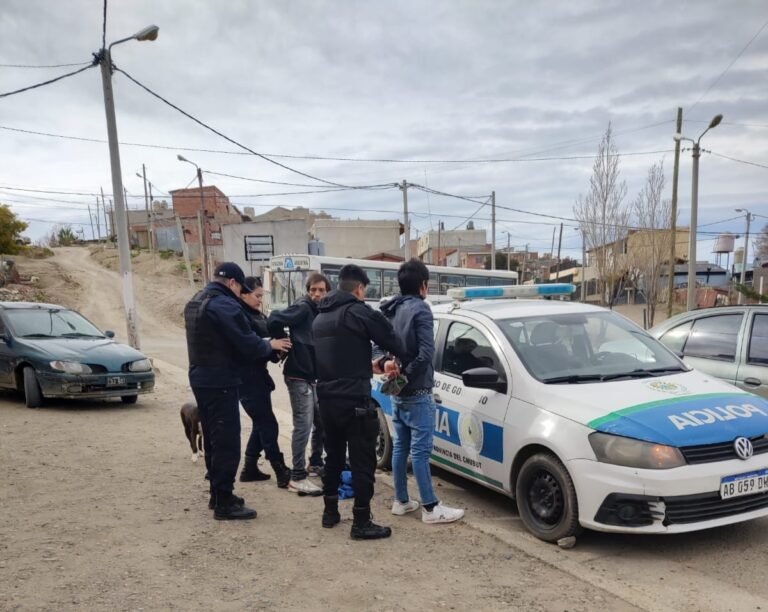 Se defendió del robo de su celular con una botella, escapó y llamó a la Policía