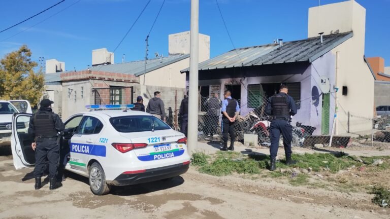 Reparaba su motocicleta, hubo una explosión y falleció en el incendio