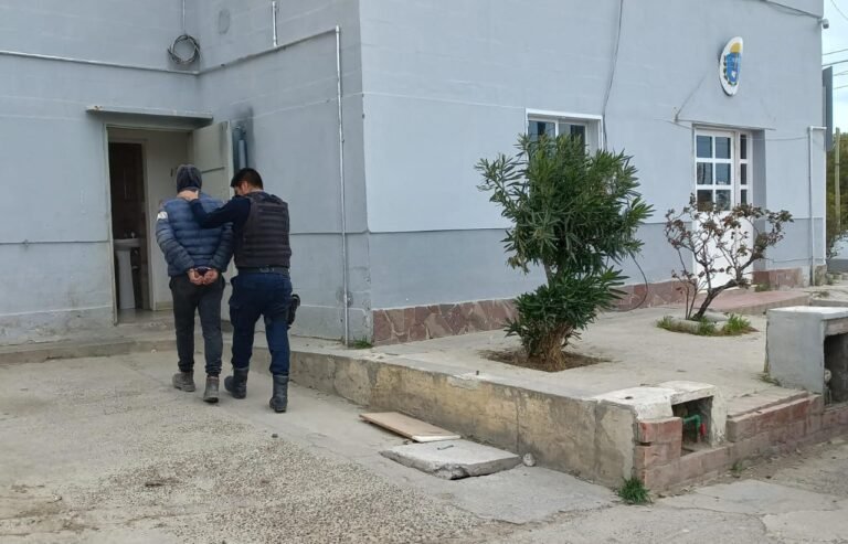 Vecino redujo a un joven ladrón  armado con una “tumbera”