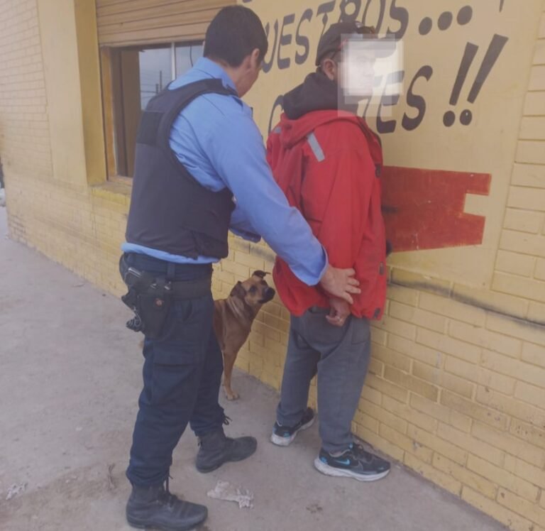 Tras dispersar a un grupo de personas dieron con un prófugo de la Justicia