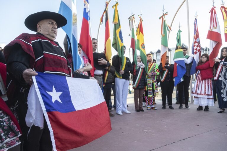 Acto por el 213° aniversario de la Independencia de Chile