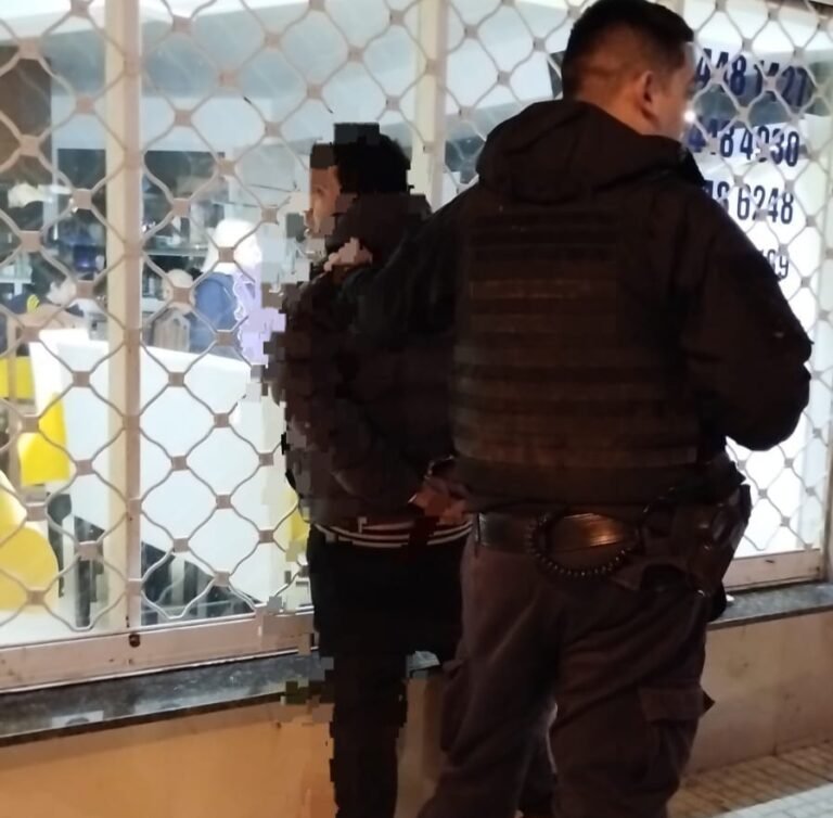 Usó un inhibidor para sustraer elementos en el estacionamiento de un supermercado